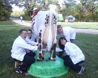 culinary students with cow statue